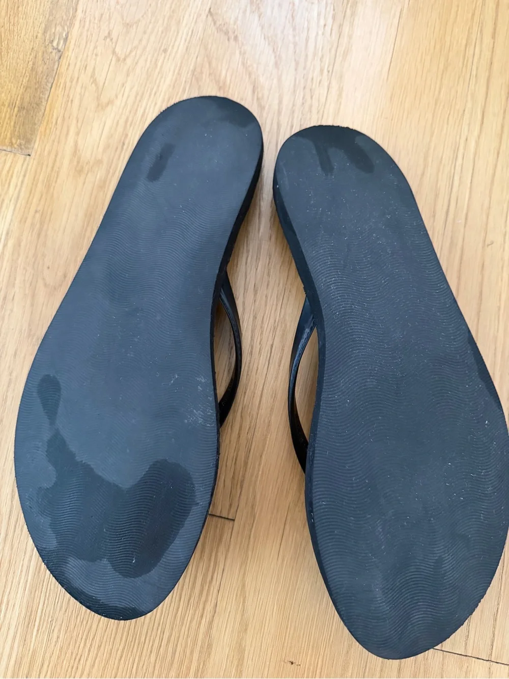 Tory Burch Black Flip Flop Sandals with Gold Logo - Picture 5 of 5